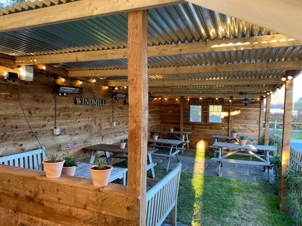 The Windmill Inn Horsham Esterno foto