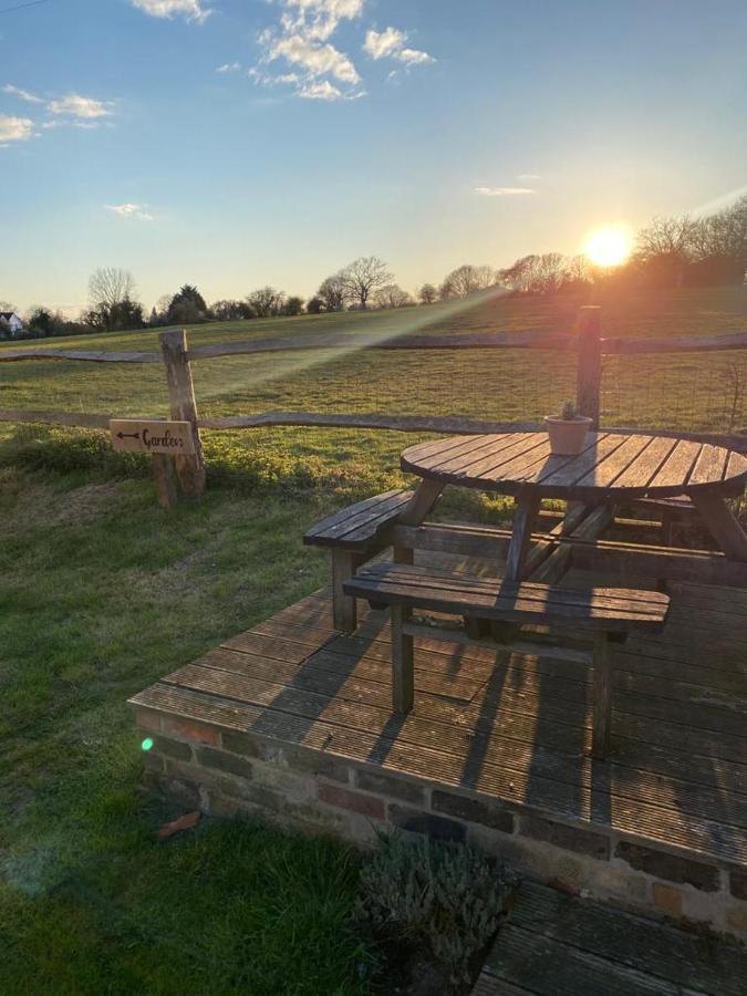 The Windmill Inn Horsham Esterno foto