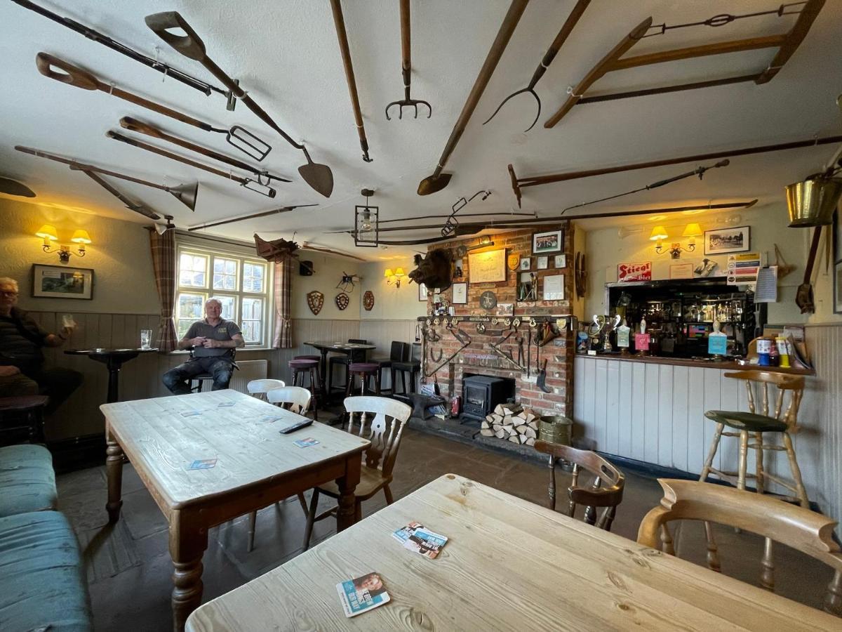 The Windmill Inn Horsham Esterno foto