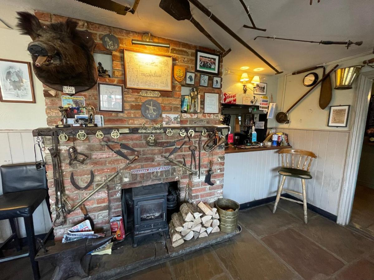 The Windmill Inn Horsham Esterno foto
