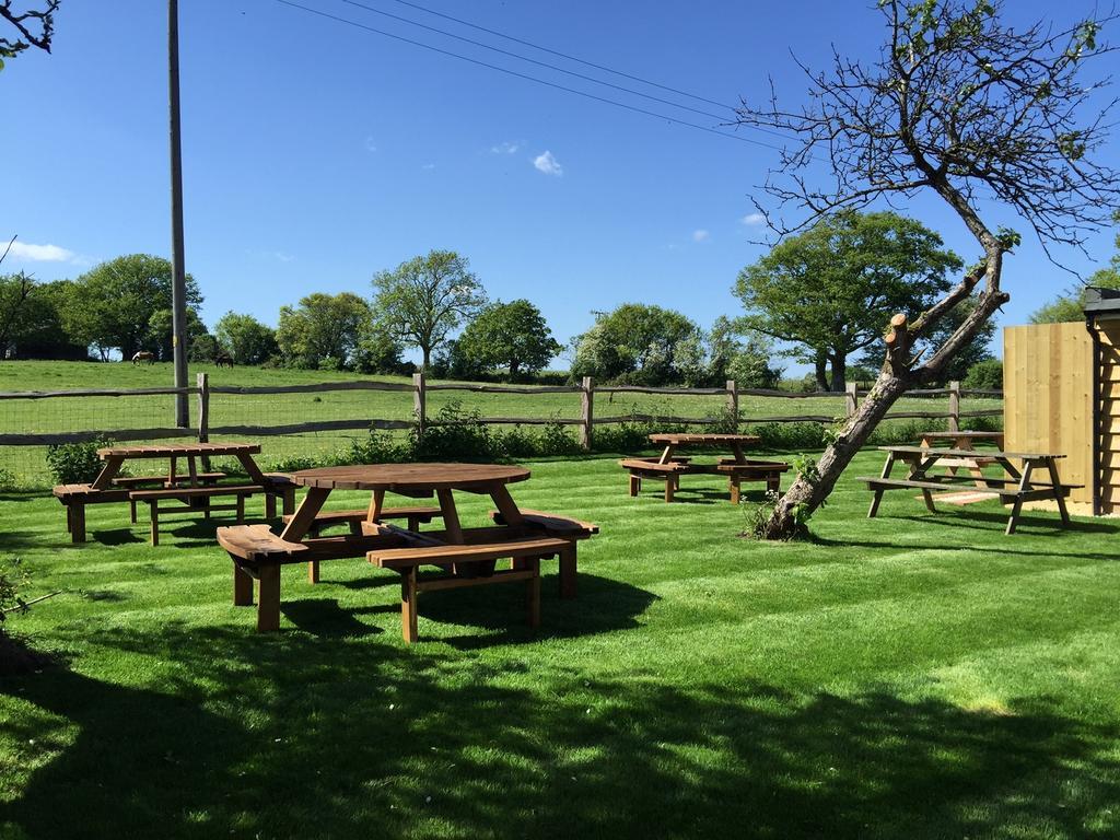 The Windmill Inn Horsham Esterno foto